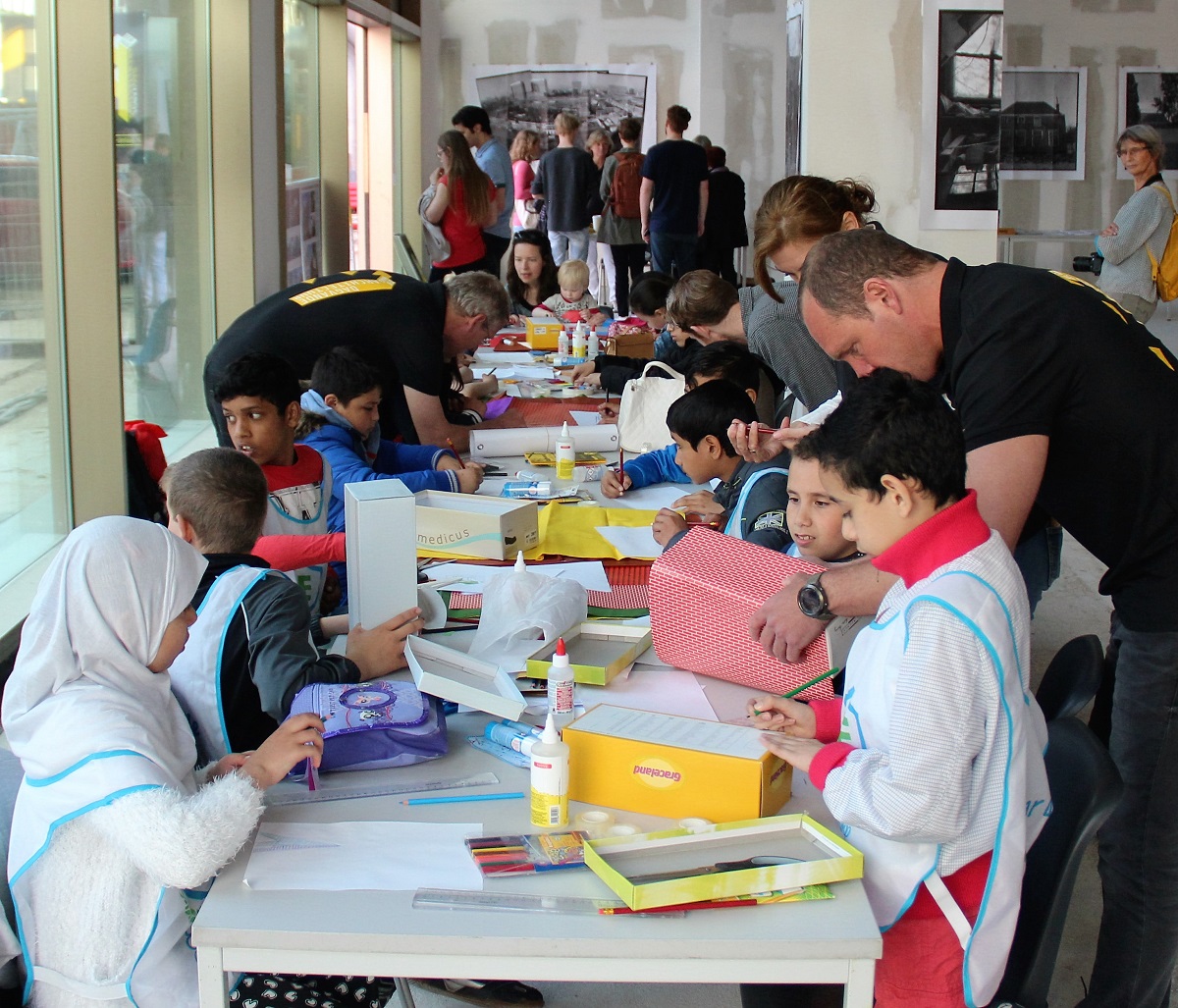 Kinderen maken maquettes op Dag van de Architectuur