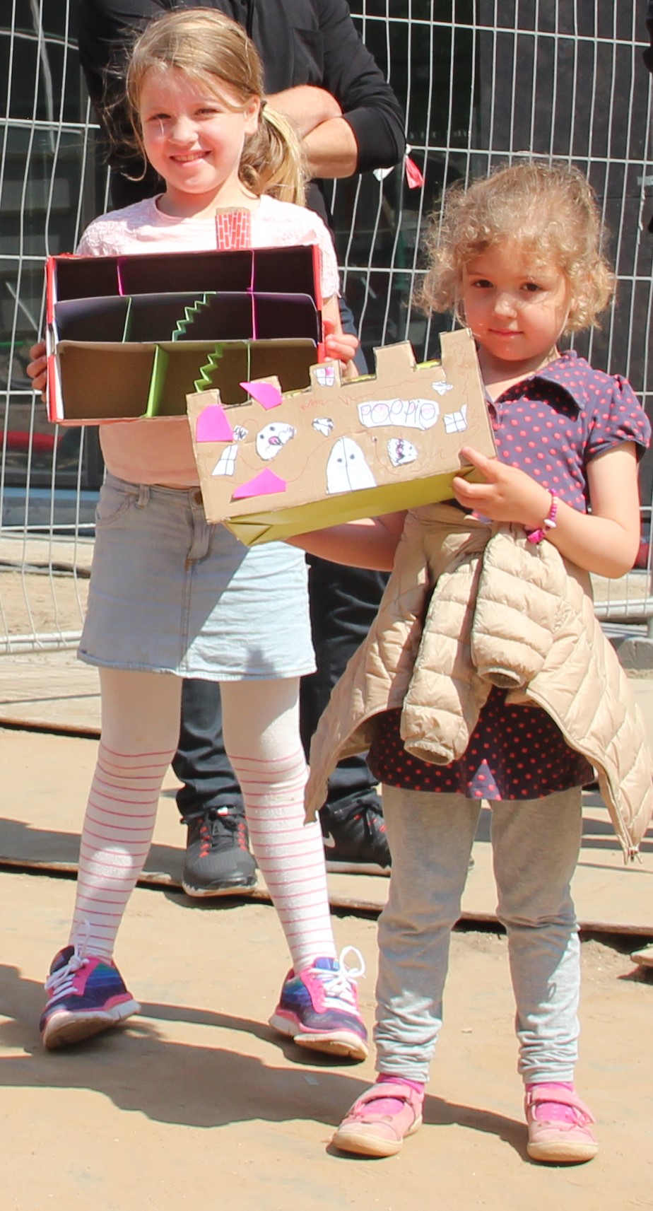 trotse kinderen met maquette van droomhuis