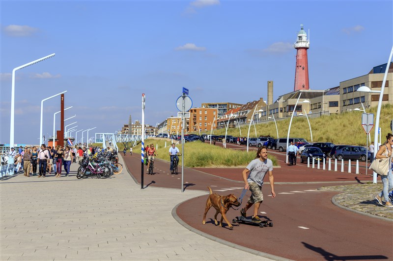 6.Rode en glazen vuurtoren, Hartbeach paviljoen en monument surfers.